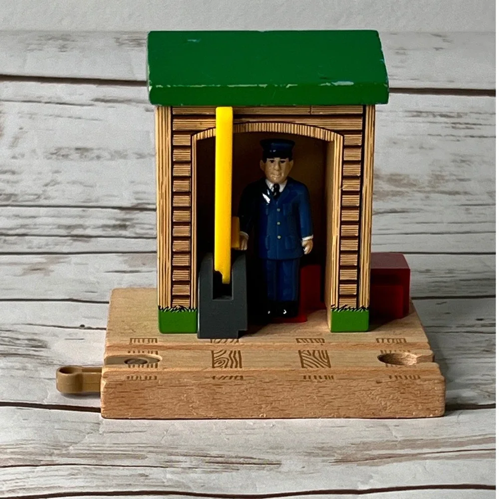 Thomas & Friends Conductor Shed Wooden Railway Accessory Green 2001 OS